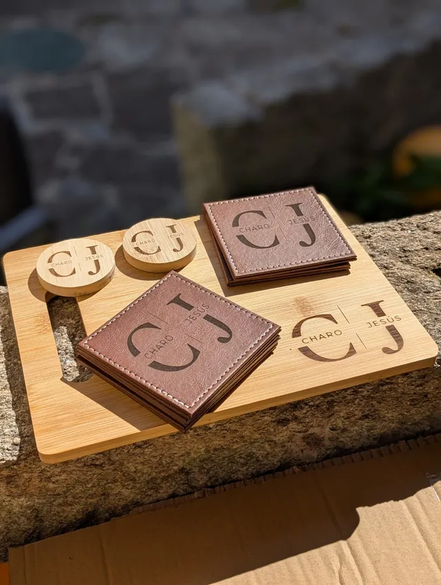Posavasos y tabla de madera con las iniciales C y J