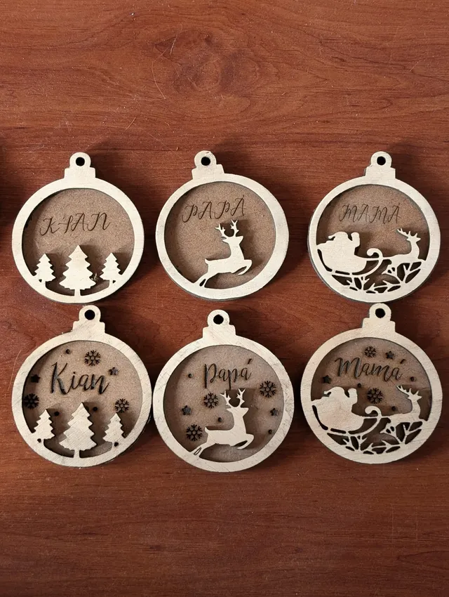 Seis bolas de Navidad de madera en capas con los nombres Kian, Papá y Mamá, con árboles, un reno y un trineo