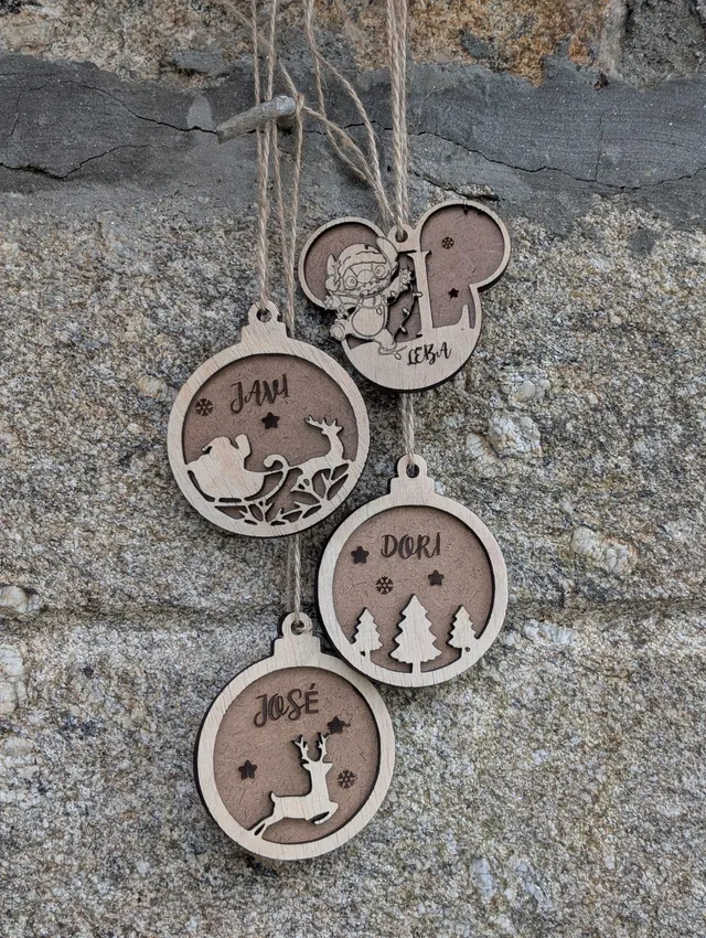 Bolas de Navidad de madera personalizadas con nombre grabado: Javi, Dori y José con trineo, abetos y reno, y un adorno con orejas de ratón, la letra L y Stitch con gorro navideño