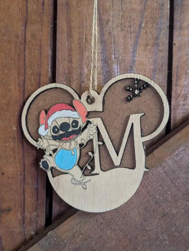 Adorno de Navidad de madera con forma de cabeza de ratón, la letra M y Stitch pintado con gorro de Papá Noel